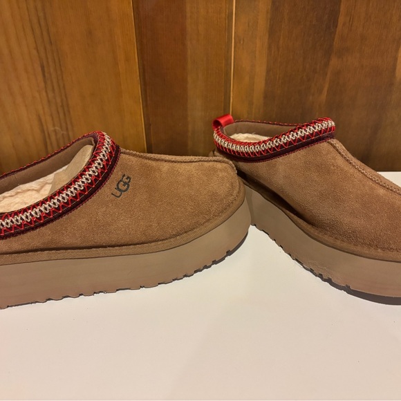 NWT UGG Tan and Red Women's Slippers - Picture 12 of 12